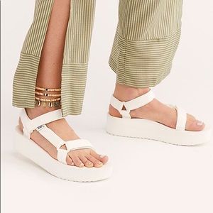 Teva Flatform Universal Sandal 🤍✌🏻